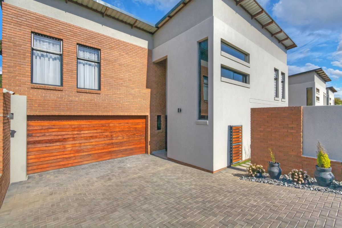 4 Bedroom House for Sale in Carlswald - Photo 2