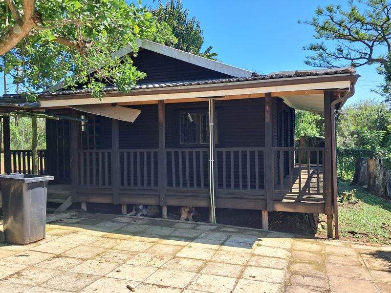 Spacious 4/5 Bedroom Home with Stunning Views and Bordering Msinsi Game Reserve - Photo 4