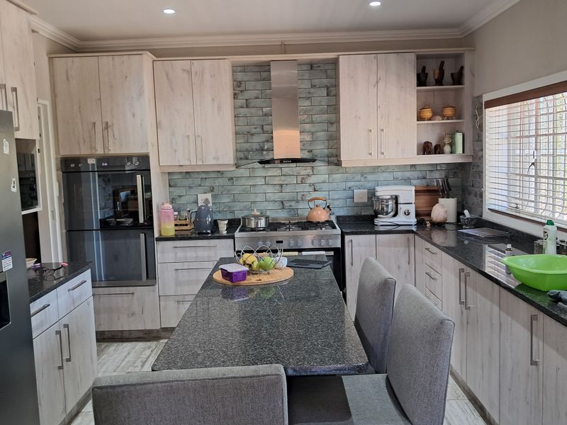 Spacious 4/5 Bedroom Home with Stunning Views and Bordering Msinsi Game Reserve - Photo 10