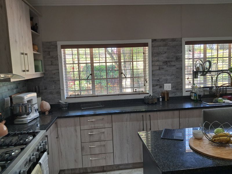 Spacious 4/5 Bedroom Home with Stunning Views and Bordering Msinsi Game Reserve - Photo 9