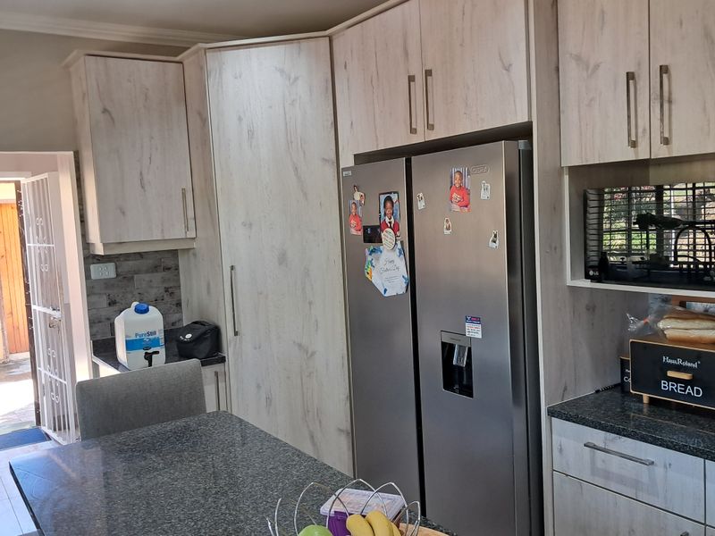 Spacious 4/5 Bedroom Home with Stunning Views and Bordering Msinsi Game Reserve - Photo 8