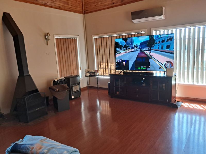 Spacious 4/5 Bedroom Home with Stunning Views and Bordering Msinsi Game Reserve - Photo 7