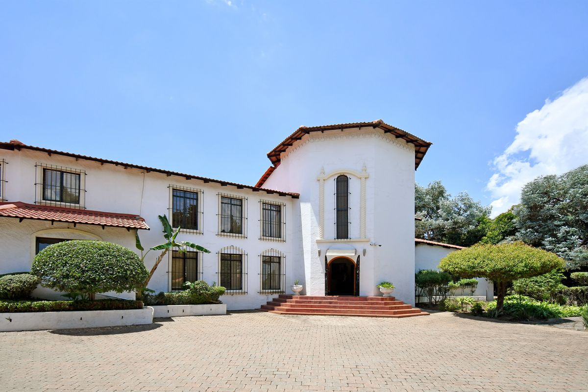 A Private Estate of Distinction – Luxury Living, Multiple Residences & Resort-Style Grounds - Photo 4