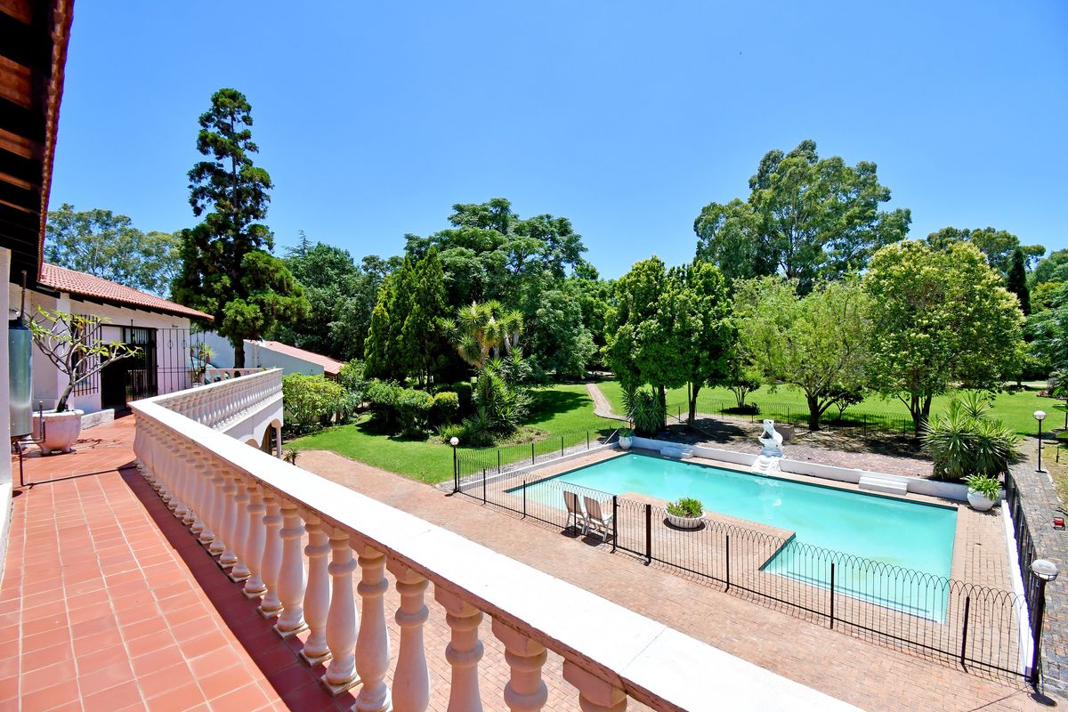 A Private Estate of Distinction – Luxury Living, Multiple Residences & Resort-Style Grounds - Photo 2