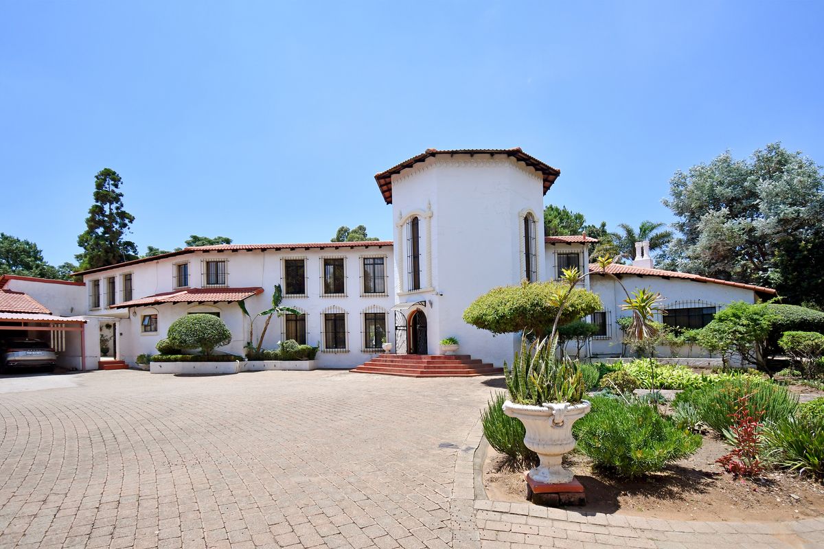 A Private Estate of Distinction – Luxury Living, Multiple Residences & Resort-Style Grounds - Photo 3