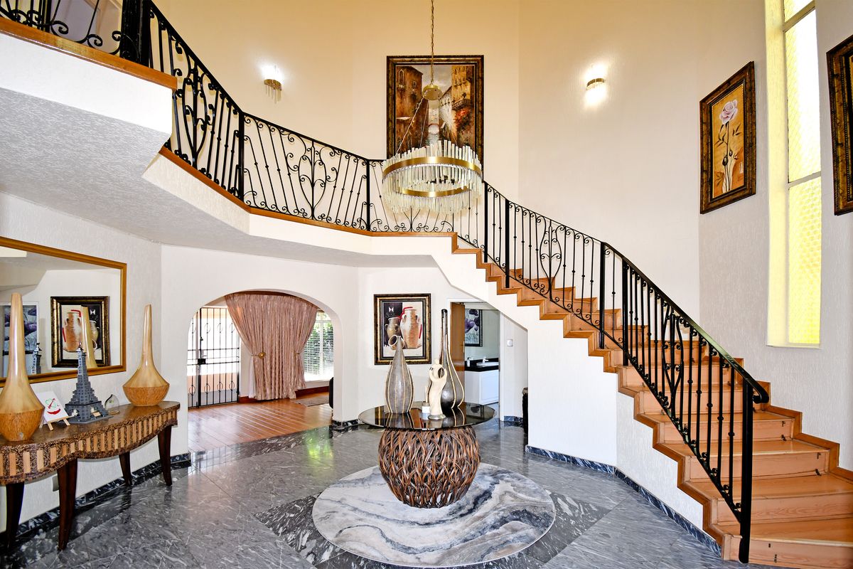 A Private Estate of Distinction – Luxury Living, Multiple Residences & Resort-Style Grounds - Photo 5