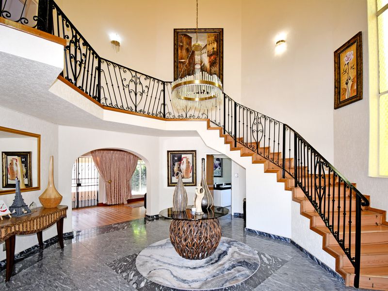 A Private Estate of Distinction – Luxury Living, Multiple Residences & Resort-Style Grounds - Photo 5