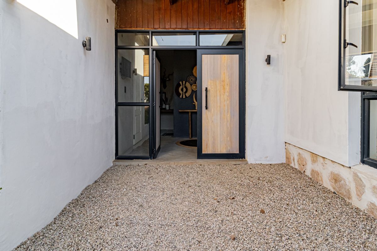 Stunning Modern Family Home with Flatlet, Borehole & Income Potential – Fairlands - Photo 3