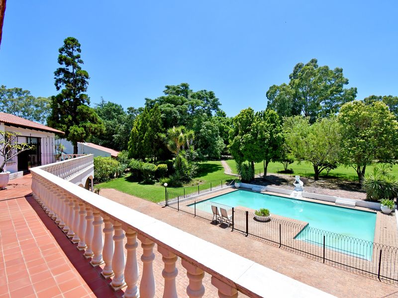 A Private Estate of Distinction – Luxury Living, Multiple Residences & Resort-Style Grounds - Photo 2