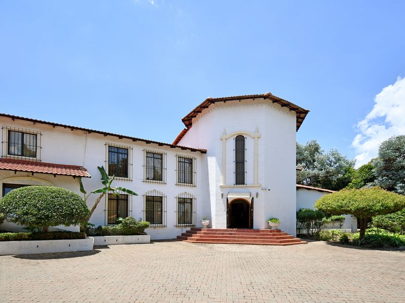 A Private Estate of Distinction – Luxury Living, Multiple Residences & Resort-Style Grounds - Photo 4