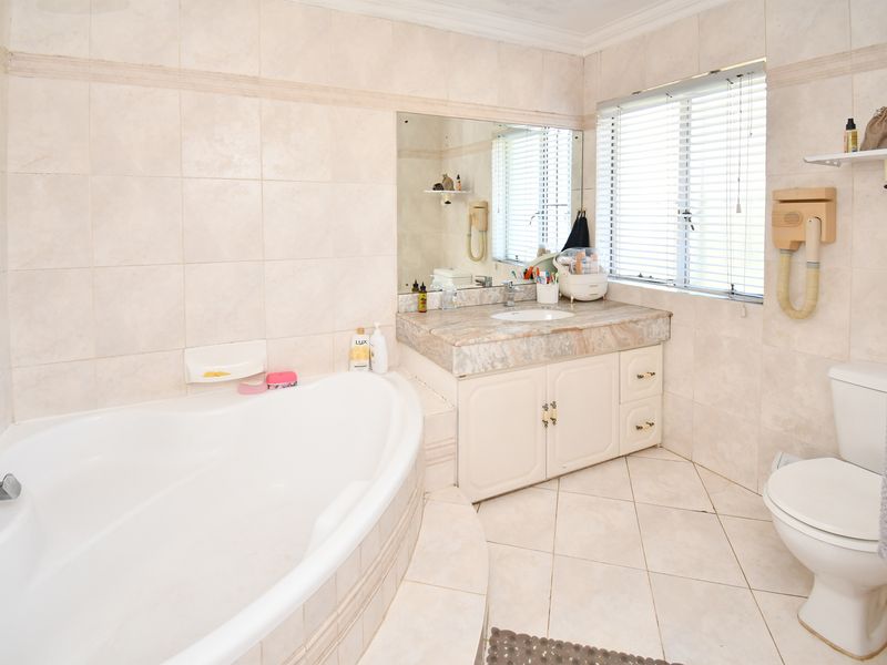 A Private Estate of Distinction – Luxury Living, Multiple Residences & Resort-Style Grounds - Photo 10