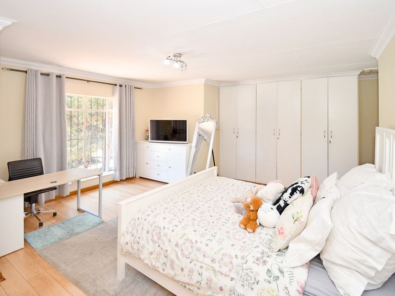 A Private Estate of Distinction – Luxury Living, Multiple Residences & Resort-Style Grounds - Photo 8