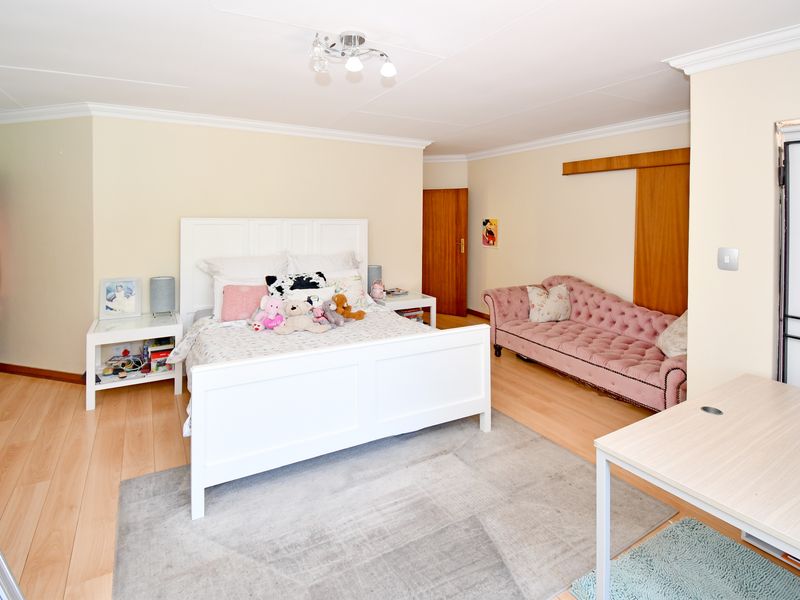 A Private Estate of Distinction – Luxury Living, Multiple Residences & Resort-Style Grounds - Photo 9