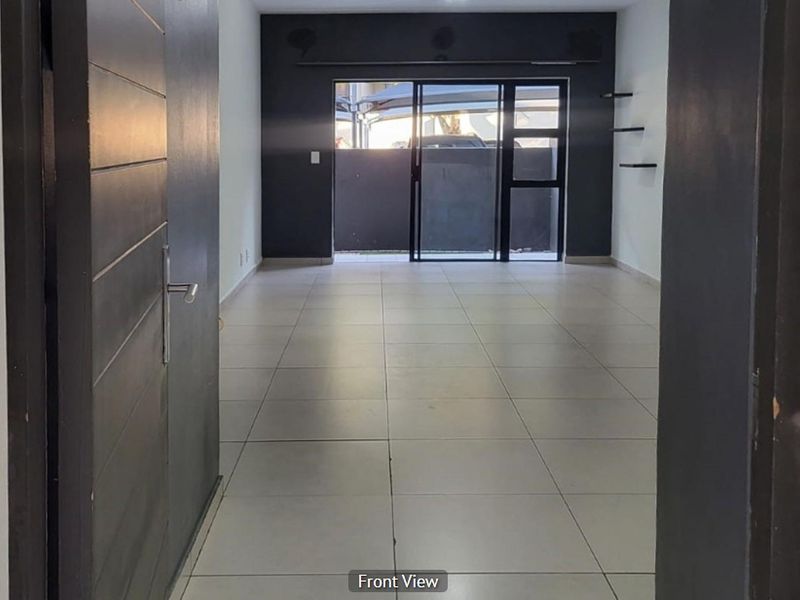 Stylish 3 Bedroom Apartment with Private Garden & Patio in Secure Luxury Estate – North Riding - Photo 4