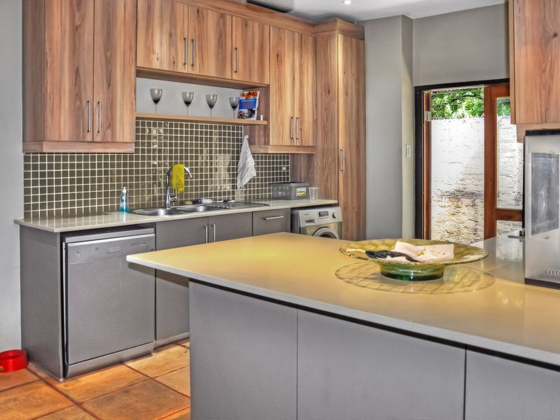Family Home in Sought After Paulshof! - Photo 4