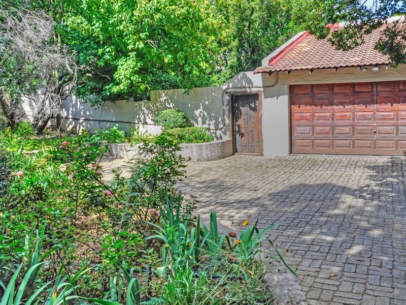 Family Home in Sought After Paulshof! - Photo 2