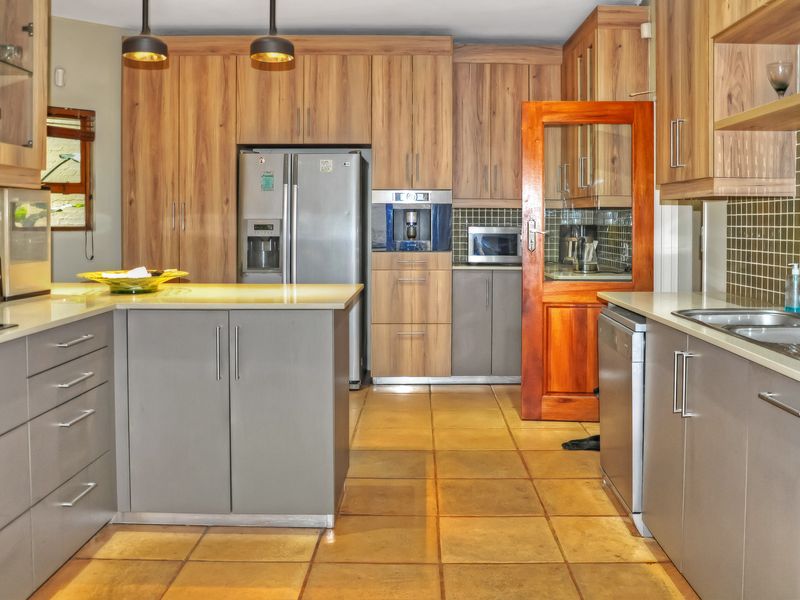 Family Home in Sought After Paulshof! - Photo 3