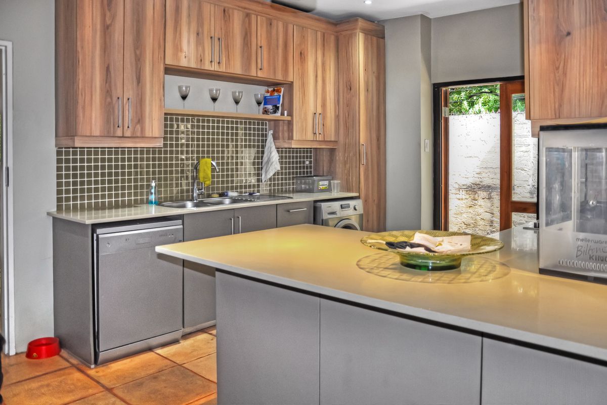 Family Home in Sought After Paulshof! - Photo 4