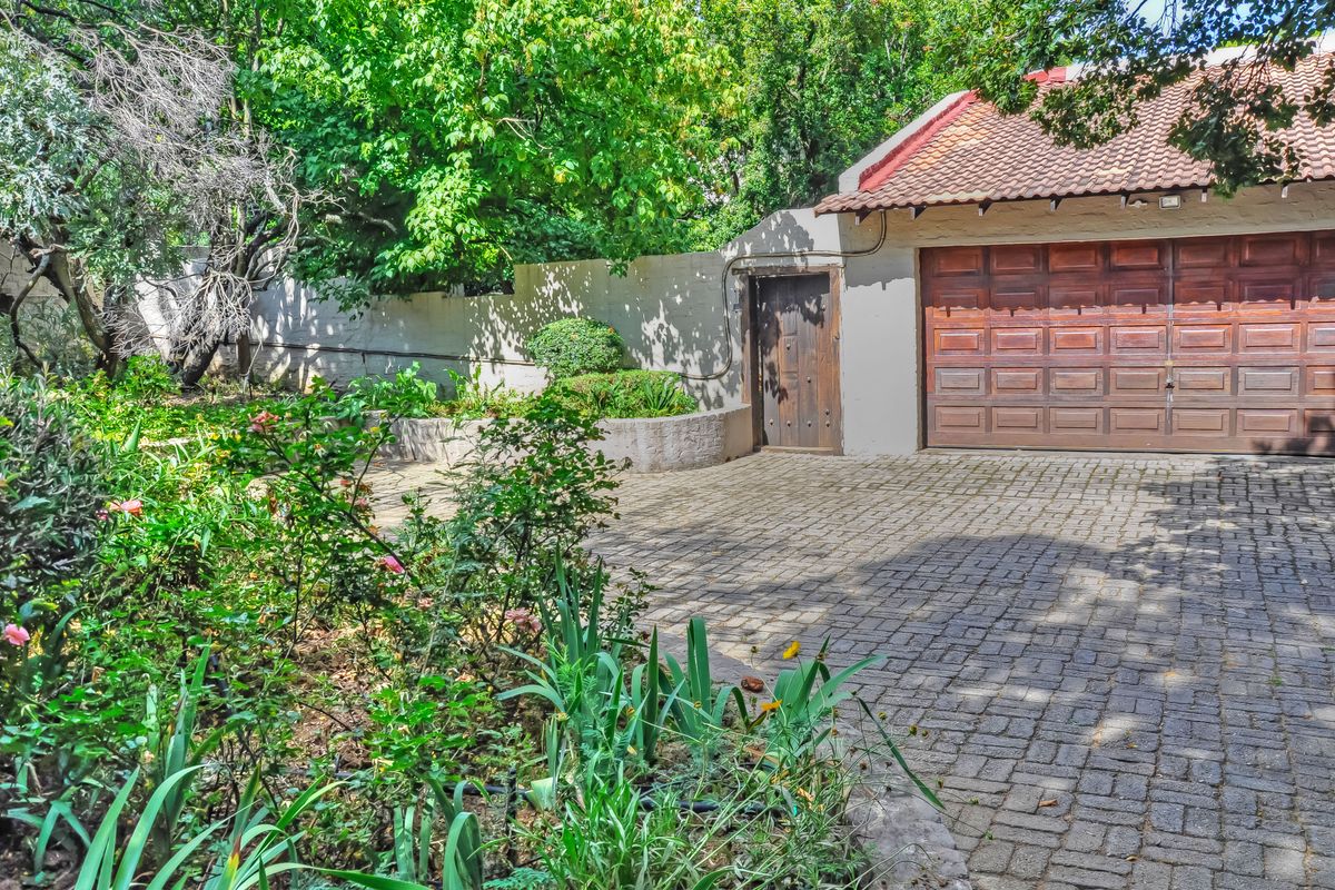Family Home in Sought After Paulshof! - Photo 2