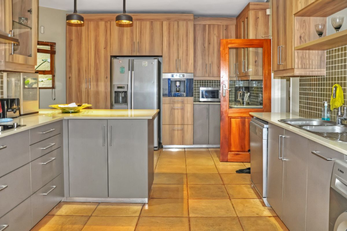 Family Home in Sought After Paulshof! - Photo 3