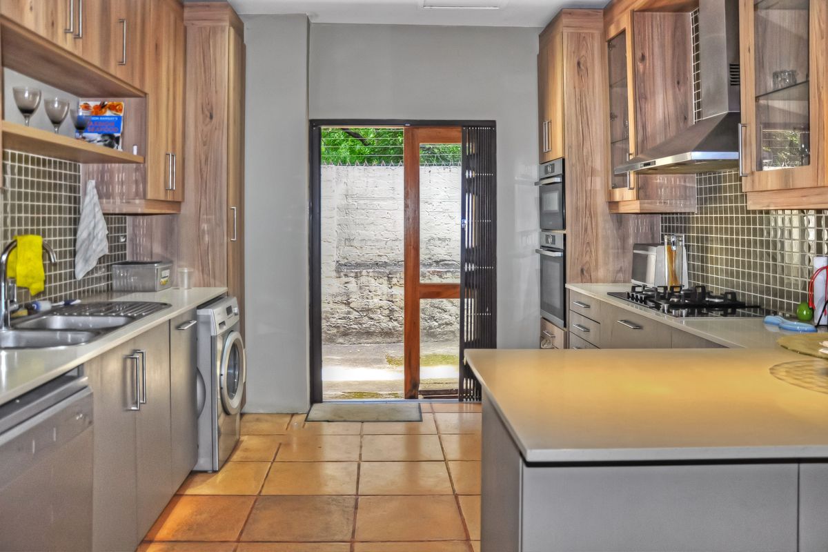 Family Home in Sought After Paulshof! - Photo 5