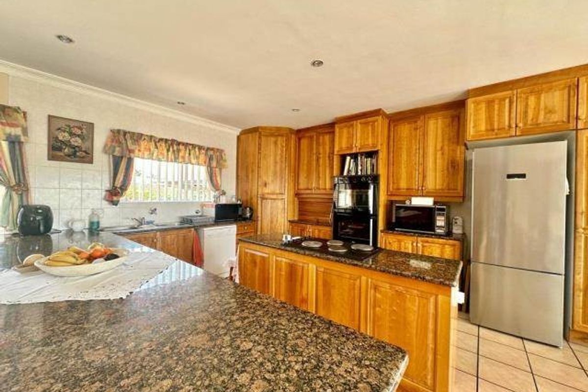 Spacious Coastal Residence with Flatlet & Sea Views - Photo 5