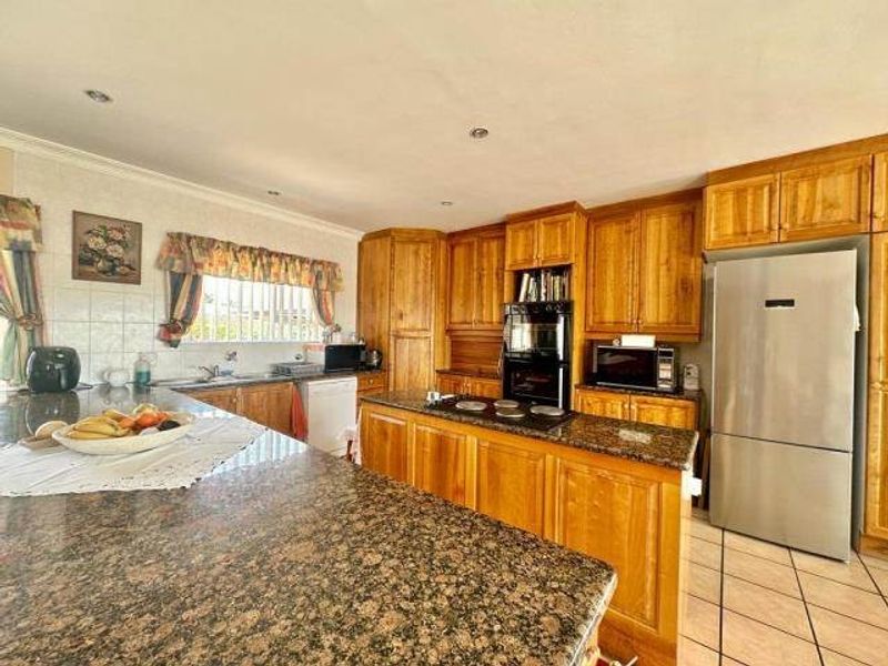 Spacious Coastal Residence with Flatlet & Sea Views - Photo 5