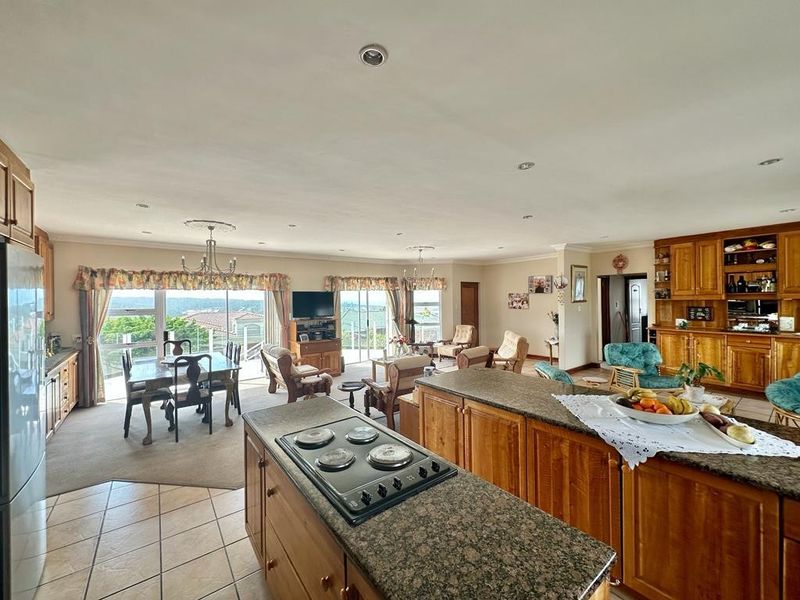 Spacious Coastal Residence with Flatlet & Sea Views - Photo 4