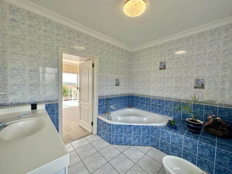 Spacious Coastal Residence with Flatlet & Sea Views - Photo 9