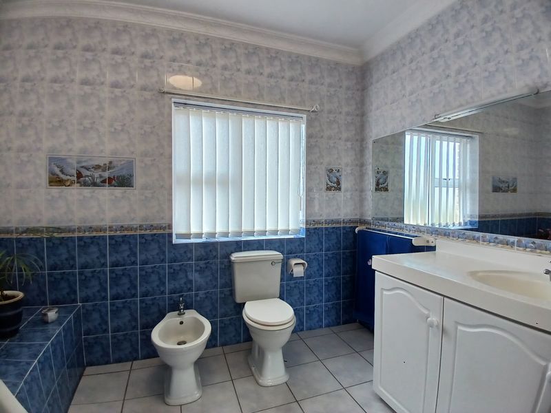 Spacious Coastal Residence with Flatlet & Sea Views - Photo 10