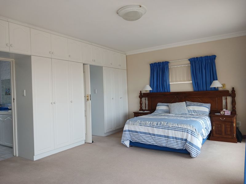 Spacious Coastal Residence with Flatlet & Sea Views - Photo 8