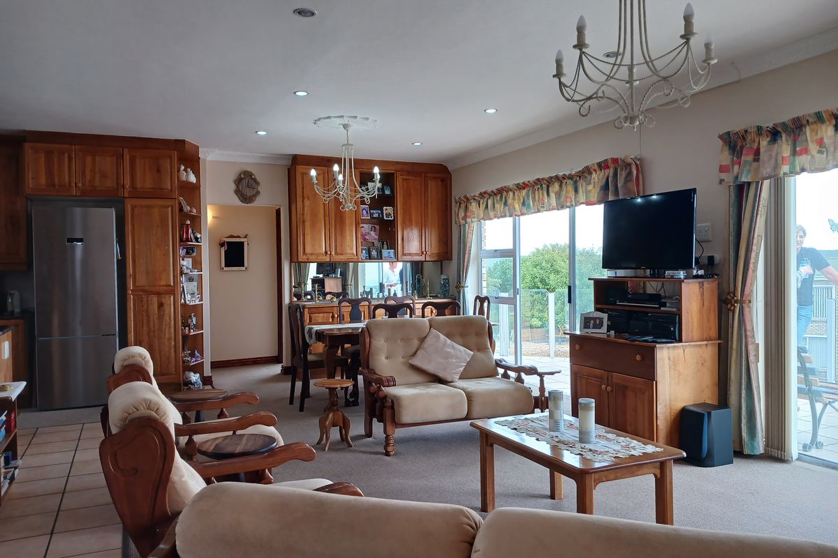 Spacious Coastal Residence with Flatlet & Sea Views - Photo 3