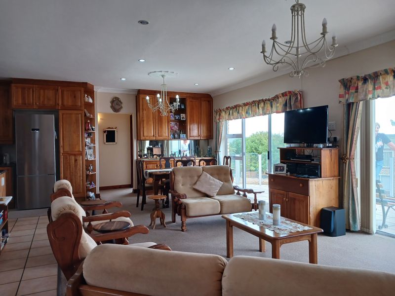 Spacious Coastal Residence with Flatlet & Sea Views - Photo 3