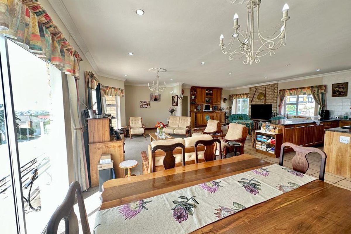 Spacious Coastal Residence with Flatlet & Sea Views - Photo 2