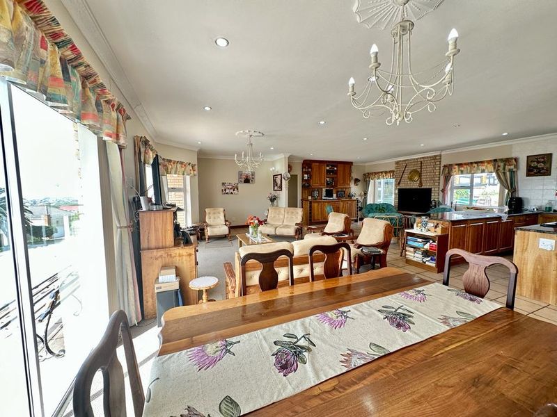 Spacious Coastal Residence with Flatlet & Sea Views - Photo 2