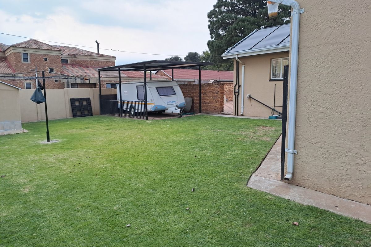 Immaculate move in ready house - Photo 4