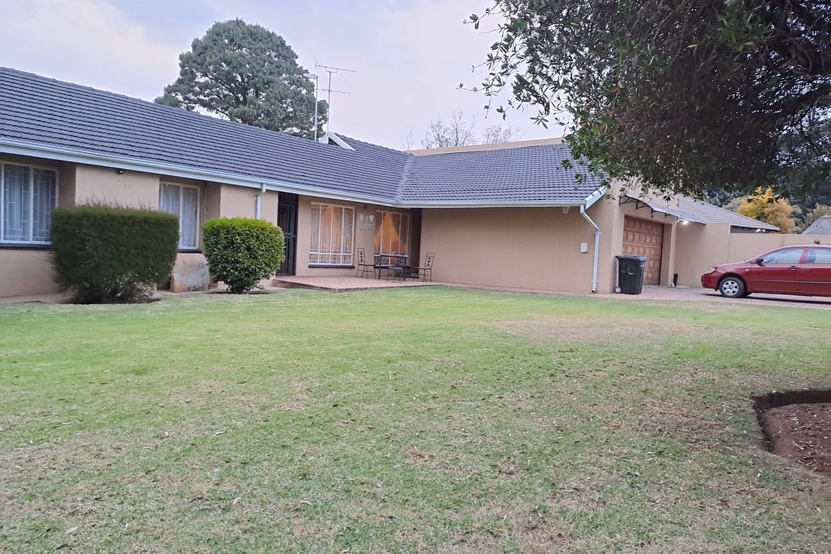 Immaculate move in ready house - Photo 5