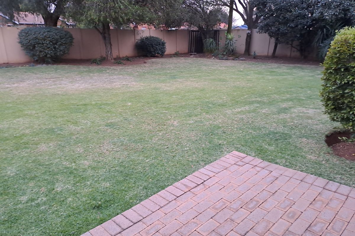 Immaculate move in ready house - Photo 2