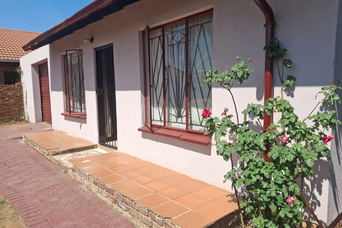 Move-in ready, full of potential — Your next home is calling! - Photo 2