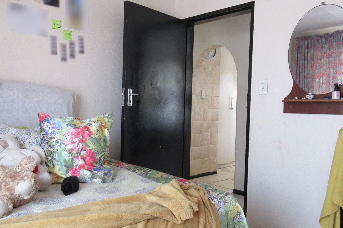 Spacious Family Home with Flatlet & Pool - Photo 5