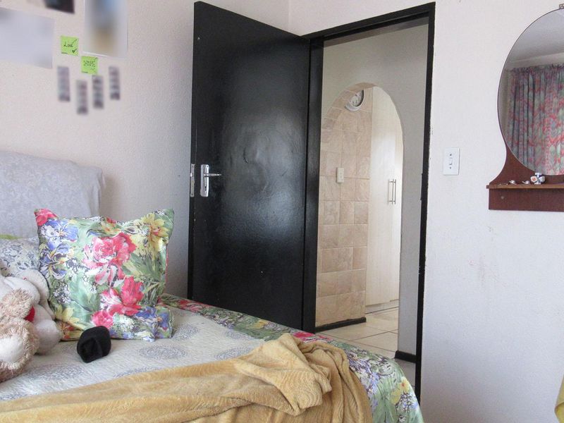 Spacious Family Home with Flatlet & Pool - Photo 5