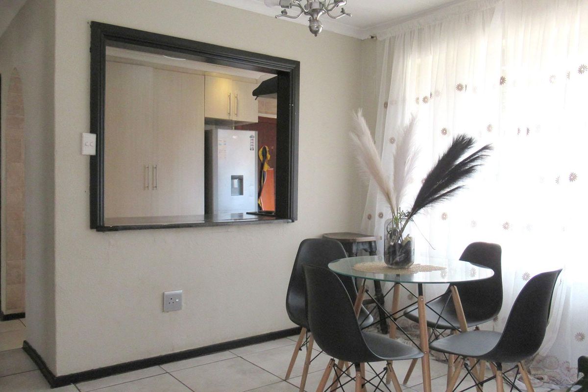 Spacious Family Home with Flatlet & Pool - Photo 2