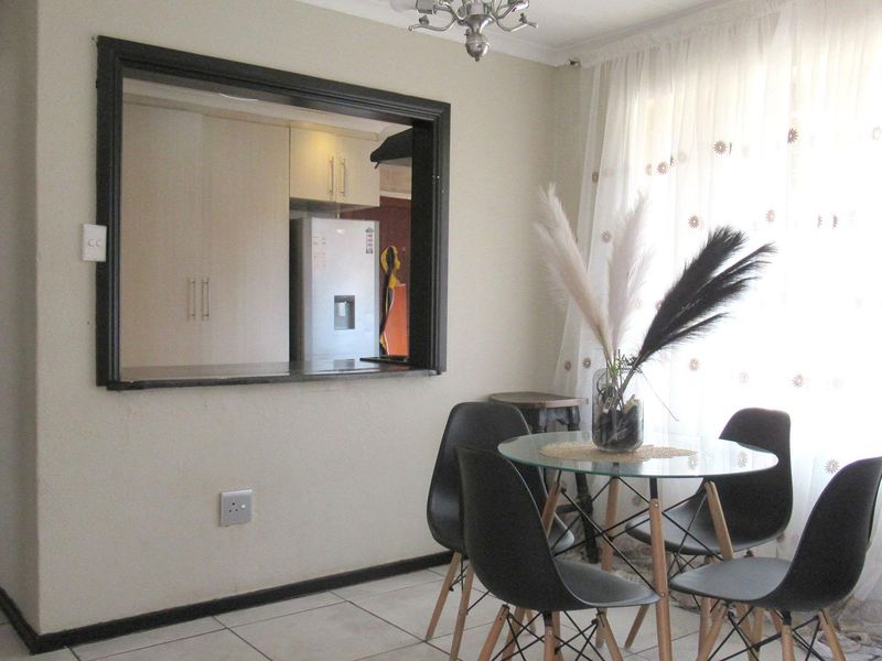 Spacious Family Home with Flatlet & Pool - Photo 2