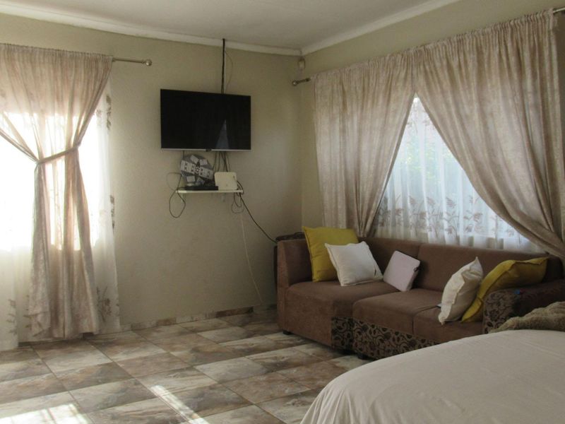 Spacious Family Home with Flatlet & Pool - Photo 8