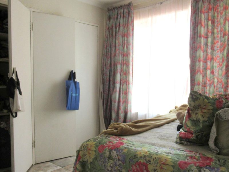 Spacious Family Home with Flatlet & Pool - Photo 4