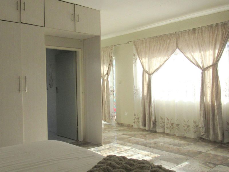 Spacious Family Home with Flatlet & Pool - Photo 9