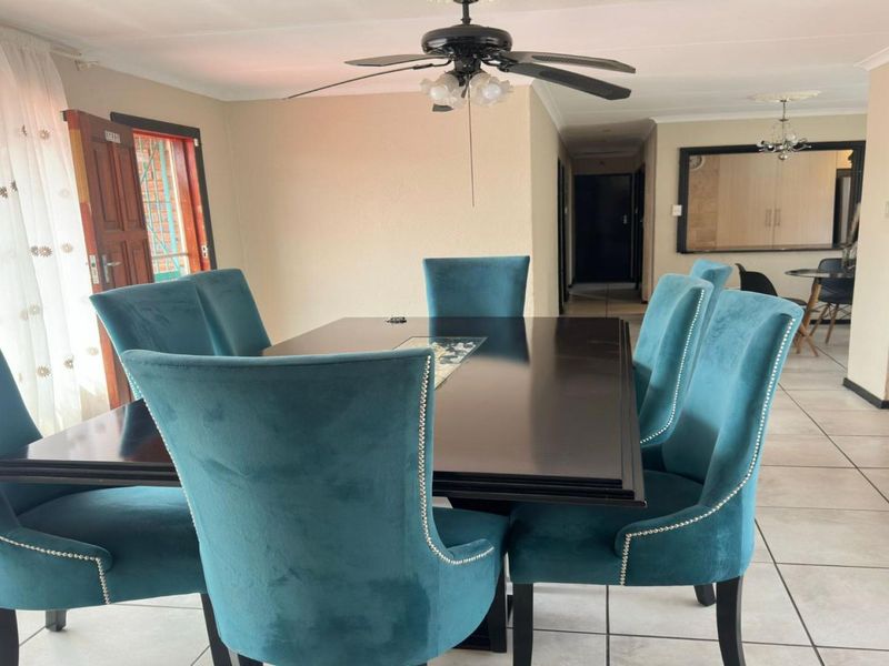 Spacious Family Home with Flatlet & Pool - Photo 3