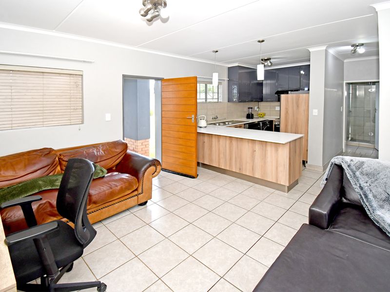 Modern and Stylish 2-Bedroom, 1 Full Bathroom, Ground floor Apartment for Sale - Photo 10