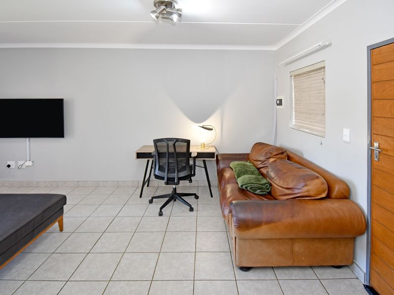 Modern and Stylish 2-Bedroom, 1 Full Bathroom, Ground floor Apartment for Sale - Photo 8