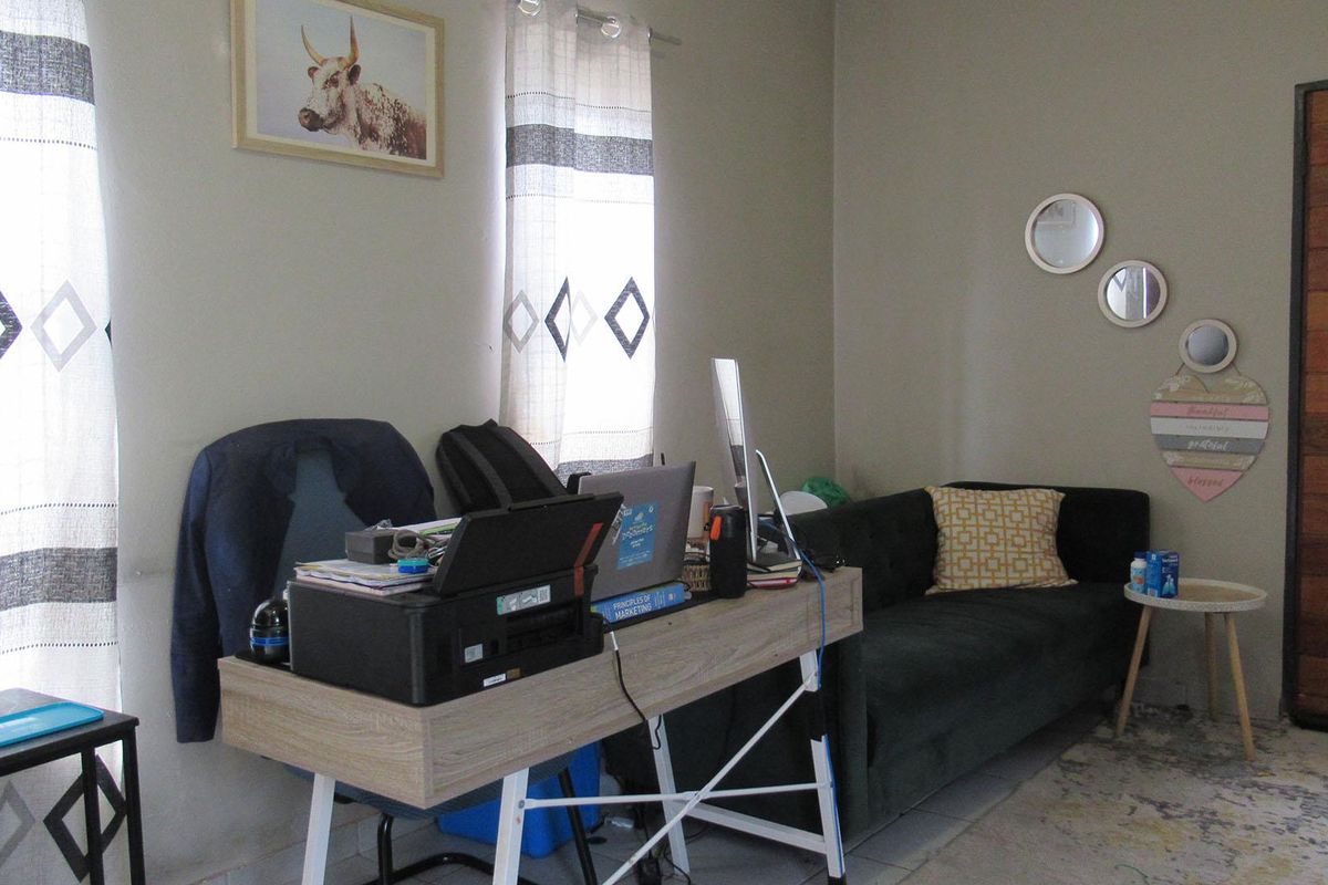 Cozy Comfort in the Heart of South Hills - Photo 2